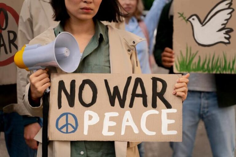 jovenes-participando-protesta-contra-guerra