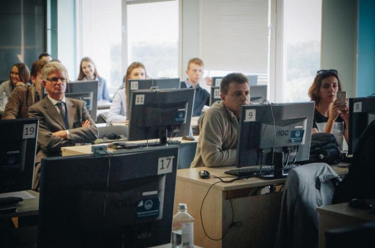 ASULTOS EN UNA CLASE DE COMPUTACION?